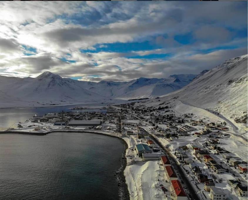 Siglufjordur Scenic Penthouse - Ocean View & Skylight Windows 아파트 외부 사진